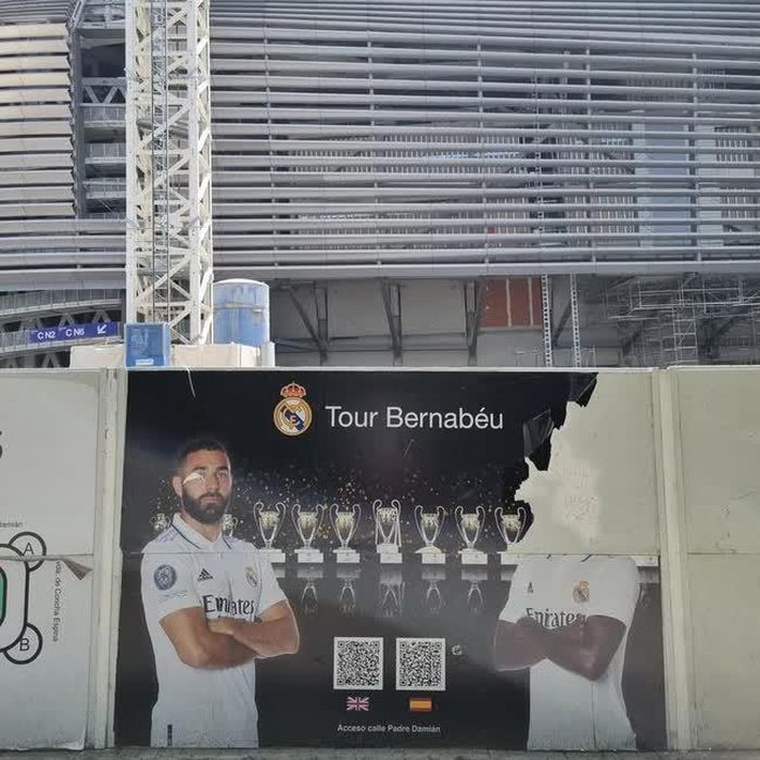 Tấm poster trước cửa sân Bernabeu đã bị xé mặt Vinicius Jr