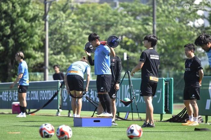 Họ phải trải qua nhiều bài kiểm tra ở Nhật Bản. Ảnh: Muangthong United