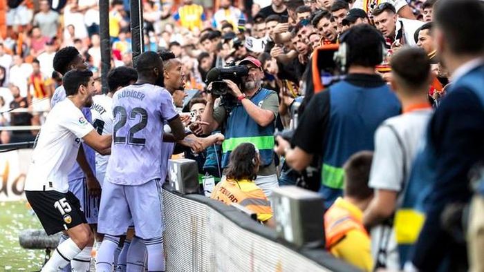 Vinicius phản ứng dữ dội với các cổ động viên Valencia đã có những hành vi phân biệt chủng tộc với anh