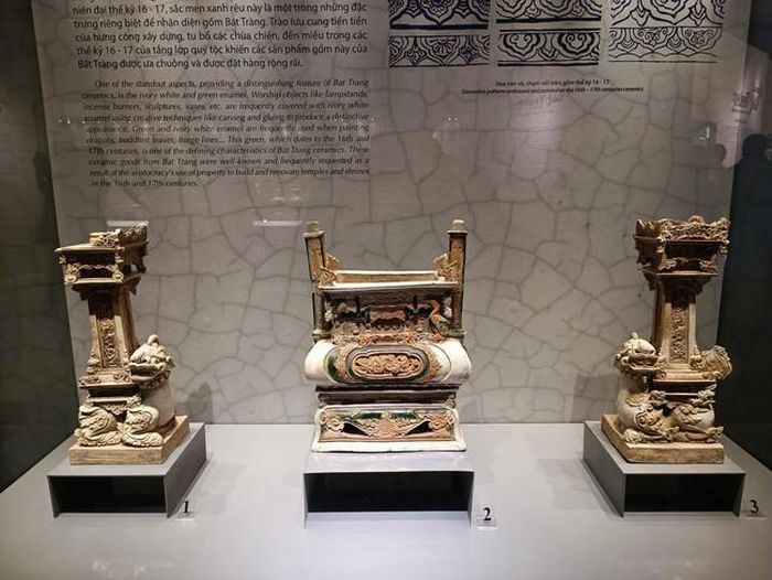 Gốm Bát Tràng vào thế kỷ XVII-XVIII đạt đến trình độ chế tác đỉnh cao với các lư hương, chân đèn,…
