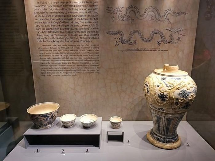 Sang đến thế kỷ XV-XVI, gốm Bát Tràng xuất hiện kỹ thuật đắp nổi
