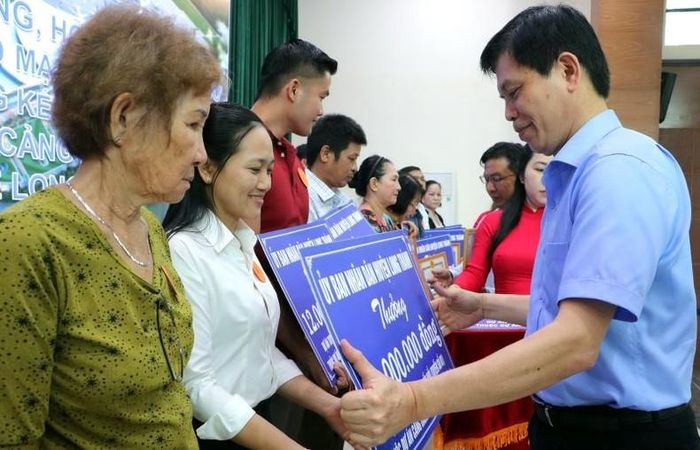 Thứ trưởng giao thông vận tải Lê Anh Tuấn trao giấy khen cho các hộ gia đình chấp hành tốt chính sách giải phóng và bàn giao mặt bằng.
