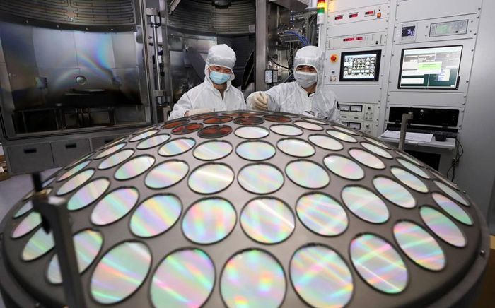 Công nhân làm việc trong dây chuyền sản xuất chip bán dẫn của công ty Jiangsu Azure Corp ở Hoài An, tỉnh Giang Tô (Trung Quốc). Ảnh: China Daily/Reuters