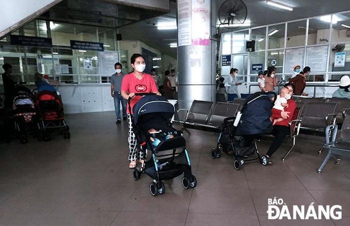 Nhiều phụ huynh khi đưa con đến khám bệnh đều có nhu cầu mượn xe đẩy của bệnh viện.