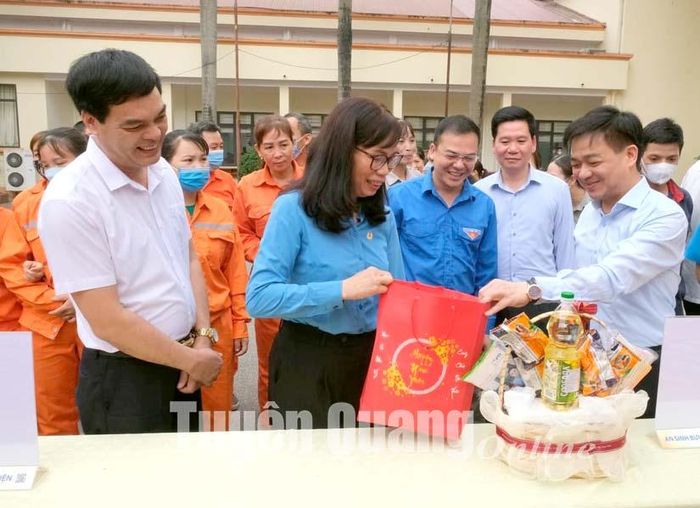 Đồng chí Nguyễn Hưng Vượng, Ủy viên Ban Thường vụ Tỉnh ủy, Trưởng Ban Dân vận Tỉnh ủy, Chủ tịch Ủy ban MTTQ tỉnh và lãnh đạo Liên đoàn Lao động tỉnh tham gia Phiên chợ công nhân.