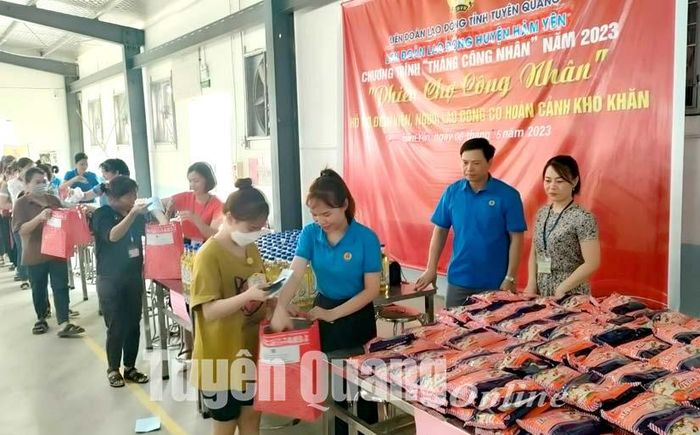 Công nhân lao động của Công đoàn Công ty TNHH sản xuất Giầy Chungjye Tuyên Quang – chi nhánh Hàm Yên (Hàm Yên) tham gia Phiên chợ công nhân.