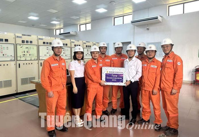 Ban Chấp hành công đoàn Công ty Thủy điện Tuyên Quang tặng quà cho đoàn viên, công nhân lao động tại Trạm phân phối.
