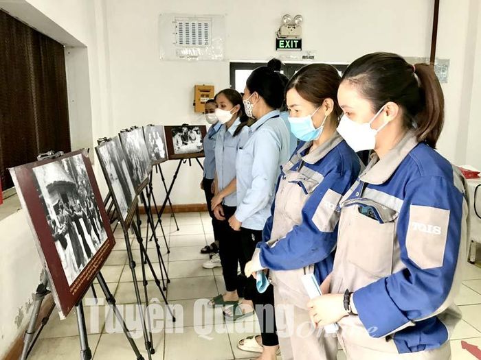 Đoàn viên, công nhân, lao động thành phố Tuyên Quang xem triển lãm ảnh tư liệu Bác Hồ về Tân Trào.