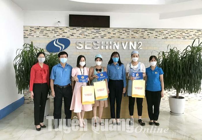 Lãnh đạo Liên đoàn Lao động tỉnh tặng quà cho những bệnh nhân mắc bệnh hiểm nghèo tại Công ty TNHH MTV Seshin VN2.