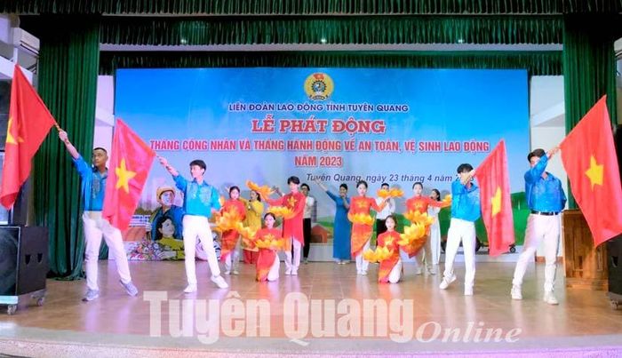 Biểu diễn văn nghệ tại Lễ phát động Tháng công nhân năm 2023.