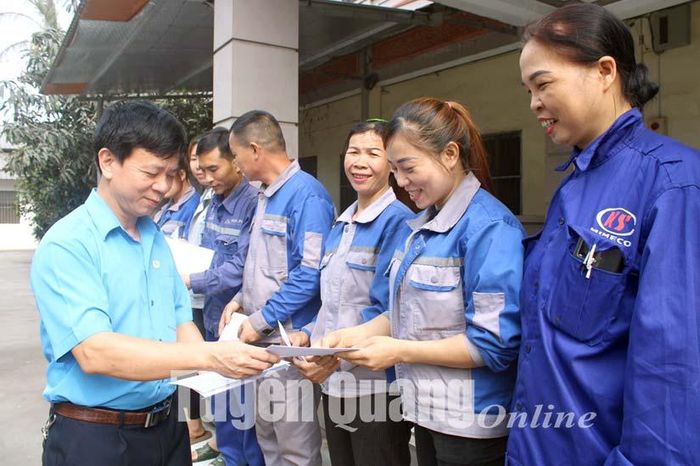 Lãnh đạo Công đoàn Các khu công nghiệp trao tiền hỗ trợ cho công nhân Công ty TNHH Tam Cửu.