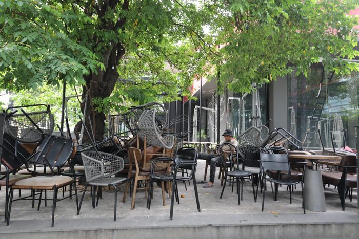 Theo ghi nhận, các bảng hiệu đã được gỡ bỏ, đồ đạc cũng bị dời đi. Hiện mặt bằng này chỉ còn ngổn ngang bàn ghế, chờ khách thuê mới.
