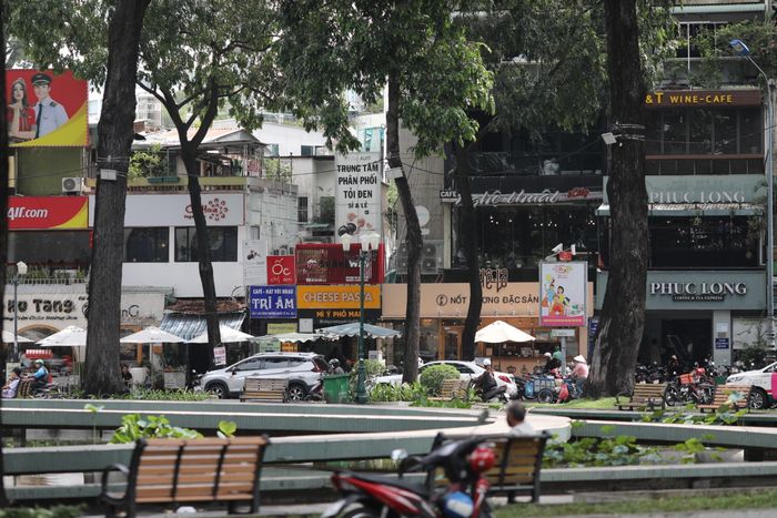 Tuy nhiên, nhiều môi giới vẫn tin tưởng những mặt bằng này sẽ sớm có khách thuê mới. Bởi thực tế các thương hiệu còn bám trụ như Phúc Long, Phê La... vẫn ghi nhận lượng khách đông đúc, chủ yếu là giới trẻ, nhân viên văn phòng.