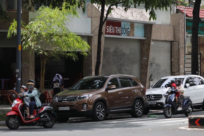 Đối diện mặt bằng Phin Deli nói trên, một mặt bằng từng là siêu thị đồng giá cũng cửa đóng then cài.