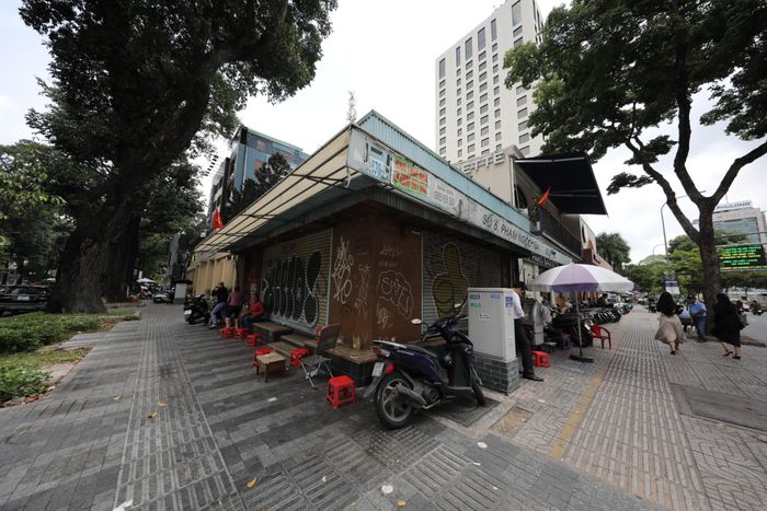 Cách Hồ Con Rùa không xa, mặt bằng ngã tư Phạm Ngọc Thạch - Nguyễn Thị Minh Khai cũng đã nhiều lần đổi chủ. Hiện, môi giới rao mặt bằng này với giá thuê 135 triệu đồng/tháng, diện tích sử dụng là 100 m2.