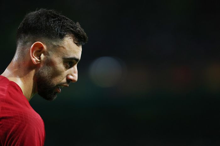  "Fernandes là cầu thủ hay nhất MU sau thời Sir Alex Ferguson", Goal nhận định. Tại Premier League mùa này, Fernandes cũng thực hiện nhiều pha chuyền bóng tạo cơ hội hơn bất kỳ cầu thủ nào khác. Sự sáng tạo của "số 8" là nguồn sống của MU. Nếu "Quỷ đỏ" có một chân sút san sẻ gánh nặng ghi bàn với Rashford, thành tích của Fernandes có thể càng nổi bật hơn. 