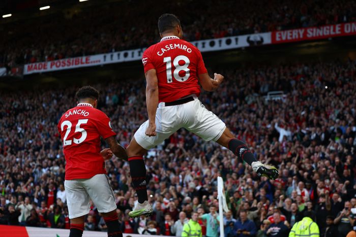  Cựu tiền vệ Real Madrid cũng góp phần giúp hàng thủ MU được bảo vệ tốt hơn. Theo Guardian, MU chỉ nhận 0,91 bàn thua mỗi trận khi Casemiro ra sân tại Premier League. Con số này tăng lên 1,5 lần/trận khi anh vắng mặt. Casemiro thật sự nâng tầm hàng tiền vệ "Quỷ đỏ" bất chấp anh ngồi ngoài 8 trận do án treo giò. 
