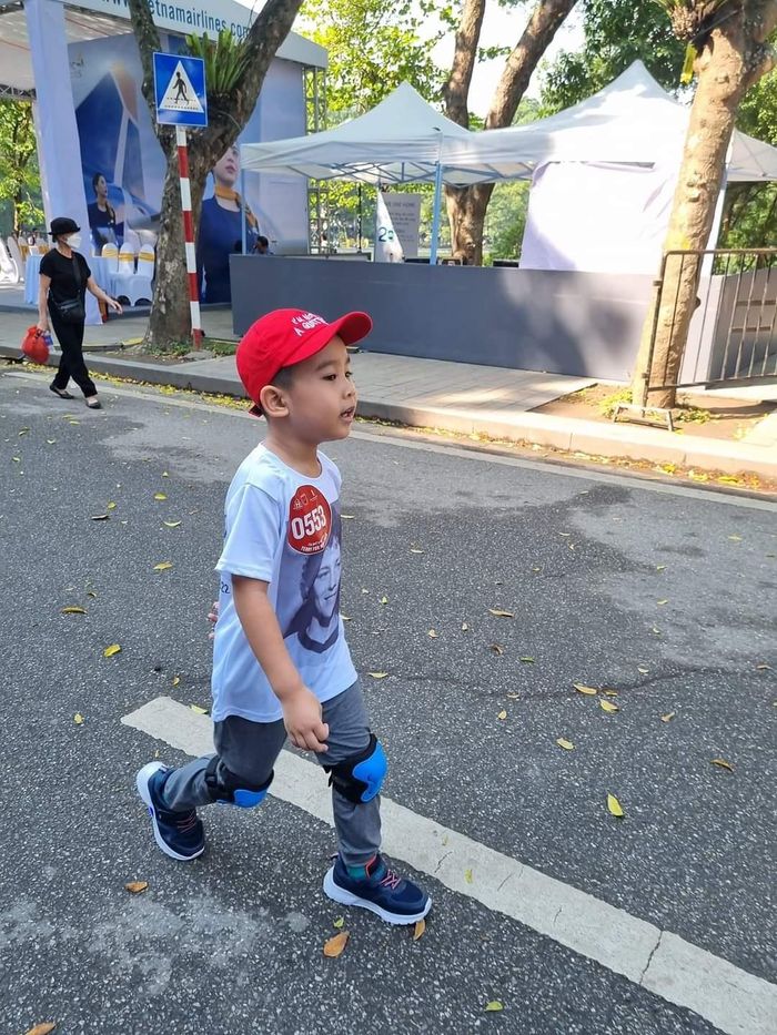  Chị Thúy nhận thấy nếu tham gia trại hè, con sẽ tránh xa tivi, điện thoại, lại có thêm kỹ năng mới. Ảnh: NVCC.