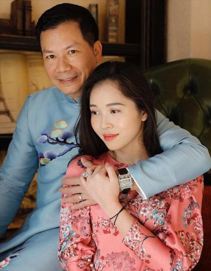 Phó chủ tịch bên cô vợ xinh hết phần thiên hạ. Ảnh: FB NguyễnThu Trang