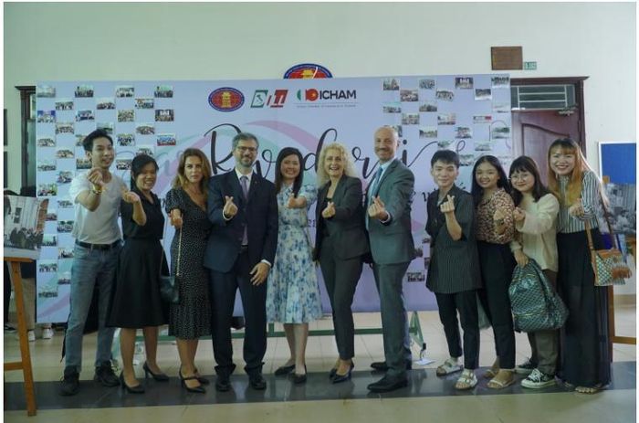 Sinh viên Ngữ văn Ý chụp ảnh cùng khách mời trong lễ kỉ niệm 10 năm thành lập bộ môn - Ảnh: Bộ môn Ngữ văn Ý.