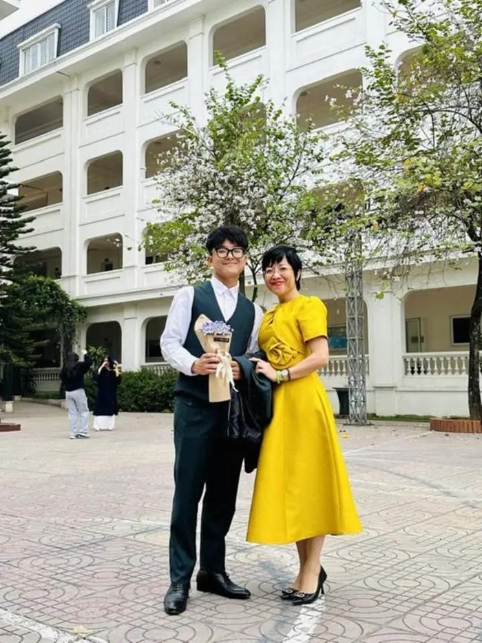 Con trai NSND Công Lý cao lớn trông thấy, ngày càng ra dáng thanh niên chững chạc, sống tình cảm.