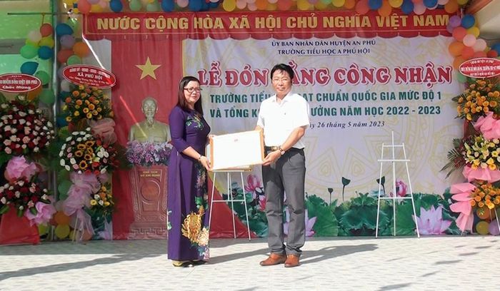 Trưởng Phòng Giáo dục và Đào tạo huyện An Phú Võ Hoàng Lâm trao Giấy khen cho tập thể trường