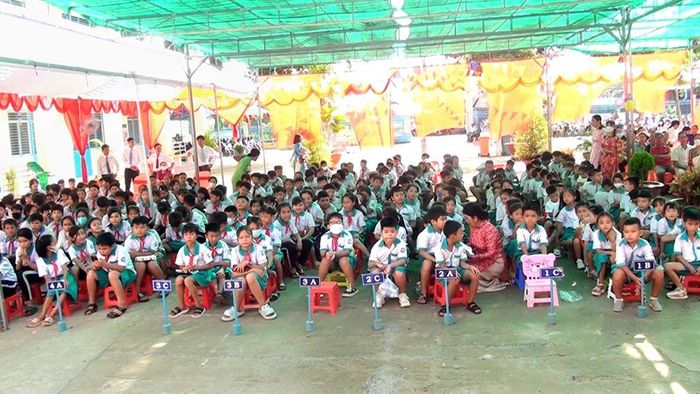 Học sinh Trường Tiểu học “A” Phú Hội trong ngày bế giảng năm học