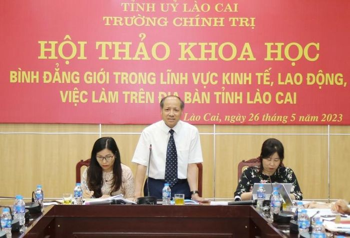  Lãnh đạo Trường Chính trị tỉnh phát biểu tại hội thảo. 