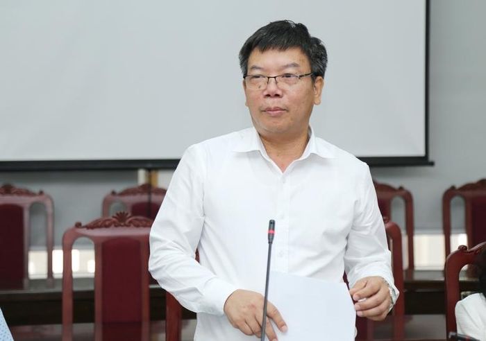  Đại biểu tham luận tại hội thảo. 