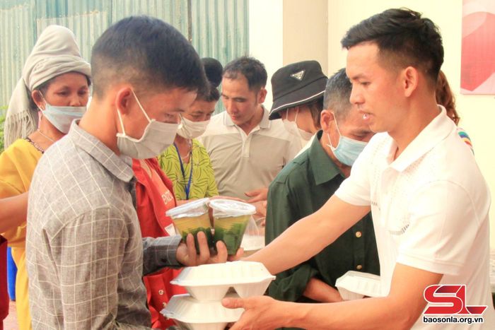 Thành viên nhóm thiện nguyện Vạn Tâm phát cơm miễn phí cho bệnh nhân khó khăn.