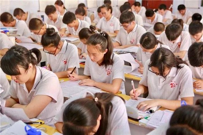 Học sinh Trung Quốc không được sử dụng máy tính cầm tay mà phải tự mình giải quyết mọi bài toán hóc búa. Ảnh: SAM