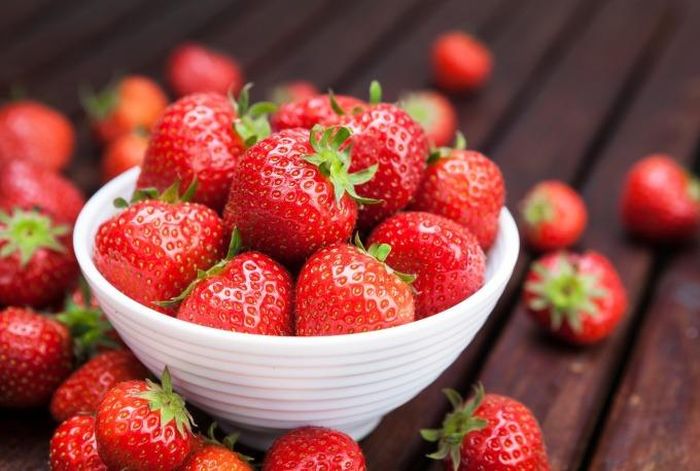 Dâu tây chứa nhiều vitamin C, giúp tăng cường sức khỏe.