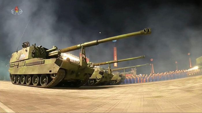 Mẫu pháo tự hành này mang đầy đủ những đặc điểm nhận biết của sản phẩm có xuất xứ từ ngành công nghiệp quân sự Triều Tiên khi có bố cục cổ điển - động cơ ở phía trước, tháp pháo đồ sộ với cửa ra vào hai bên được đưa về phần đuôi.