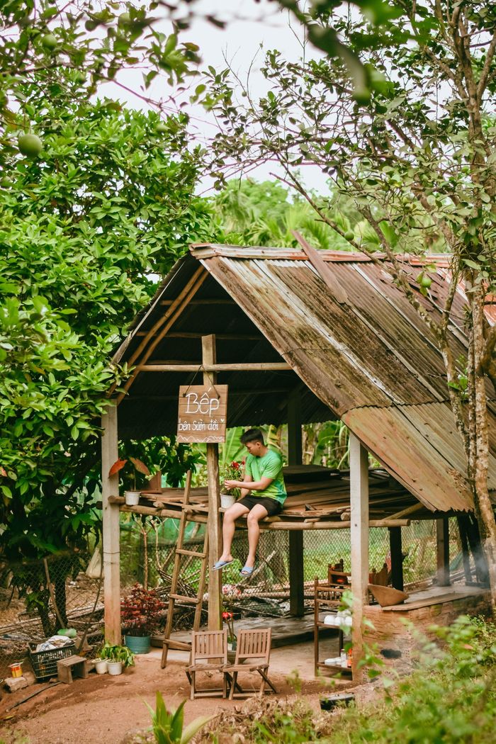 Tài sửa sang lại nhà kho của gia đình thành căn bếp.