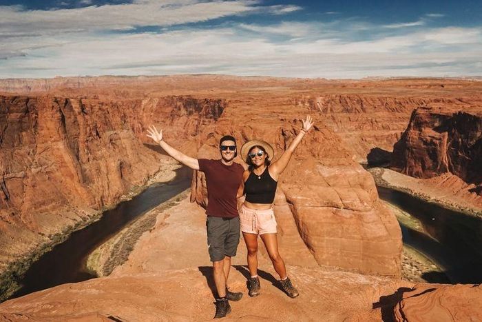  Anna và Tom đi bộ đường dài tại Canada. 