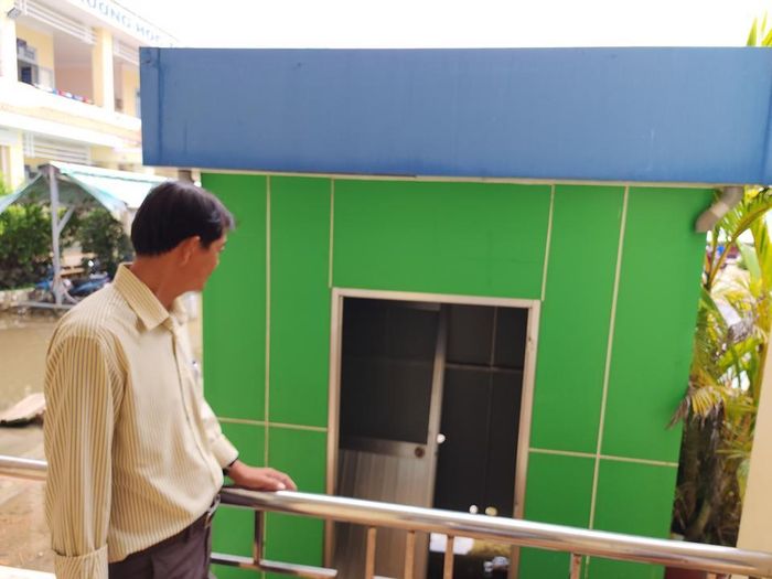 Thiết bị lọc nước tại vòi thuộc dự án ở trường Tiểu học Quang Trung đang bị bỏ hoang, không thể sử dụng (ảnh chụp 9/2022)