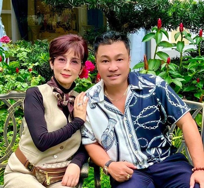 Diễm Hương chụp ảnh với Lý Hùng trong một lần hội ngộ