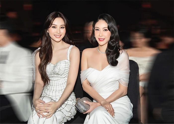 Hoa hậu Hà Kiều Anh không hề kém cạnh về độ trẻ trung và nhan sắc khi chung khung hình với Hoa hậu Đặng Thu Thảo.