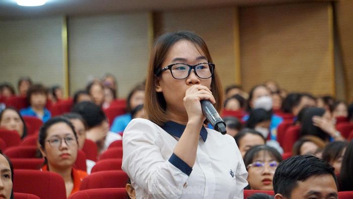 Chị Nguyễn Thị Dung đại diện cho nhiều công nhân, lao động phát biểu về tâm tư, nguyện vọng, đề xuất liên quan nhà ở xã hội, nhà ở dành cho người thu nhập thấp.