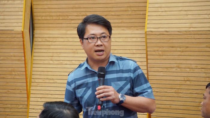 Ông Nguyễn Thành Hưng - Giám đốc Sở Xây dựng giải đáp thắc mắc của công nhân về nhà ở xã hội.