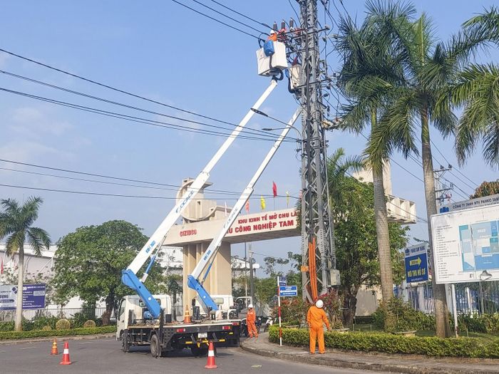 Lực lượng kĩ thuật điện lực Quảng Nam kiểm tra hệ thống để đảm bảo an toàn điện lực.