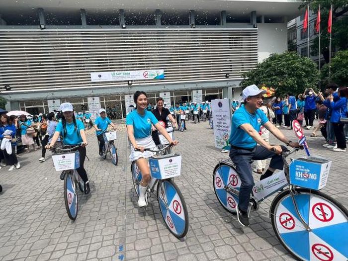 Lãnh đạo Bộ Y tế và các đại biểu, nghệ sĩ tham gia truyền thông phòng chống tác hại của thuốc lá.