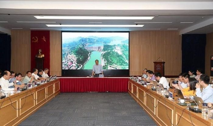 Các phóng viên nêu câu hỏi tại cuộc họp báo.
