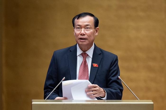 Chủ nhiệm Ủy ban Quốc phòng - An ninh của Quốc hội Lê Tấn Tới báo cáo thẩm tra.
