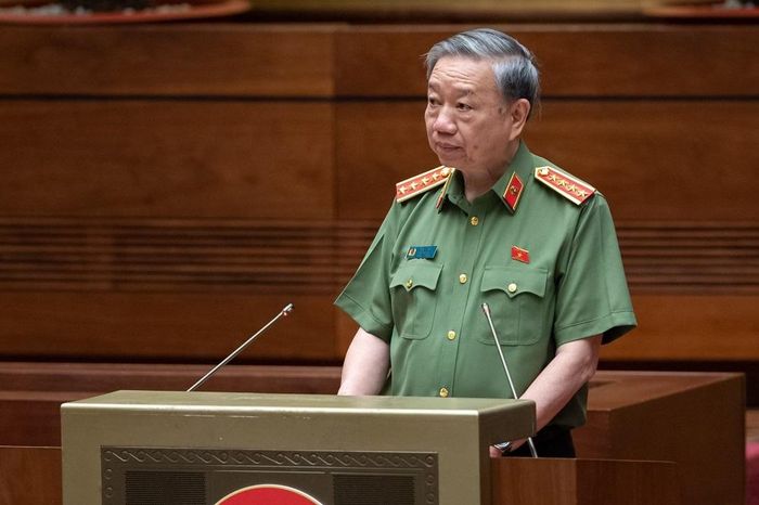 Bộ trưởng Bộ Công an Tô Lâm trình bày tờ trình.