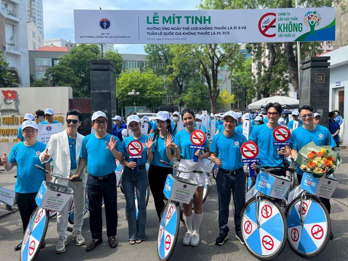 Các đại biểu tham dự lễ mít tinh.