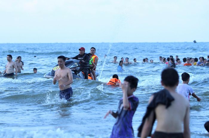 Tuy nhiên, tình trạng môtô nước chạy bát nháo, đón trả khách không đúng nơi quy định vẫn còn diễn ra. Điều này từng là nỗi khiếp sợ của du khách khi đến tắm biển tại Cửa Lò.