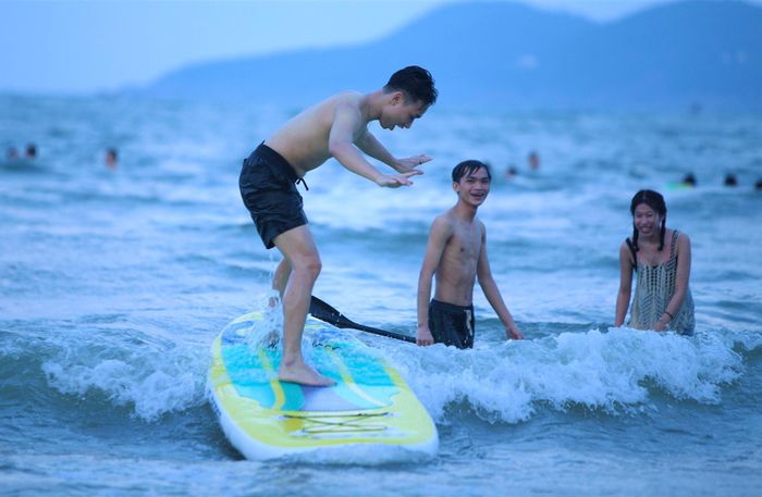 Đến với Cửa Lò, ngoài tắm mát, du khách còn được trải nghiệm chèo thuyền kayak, môtô nước...