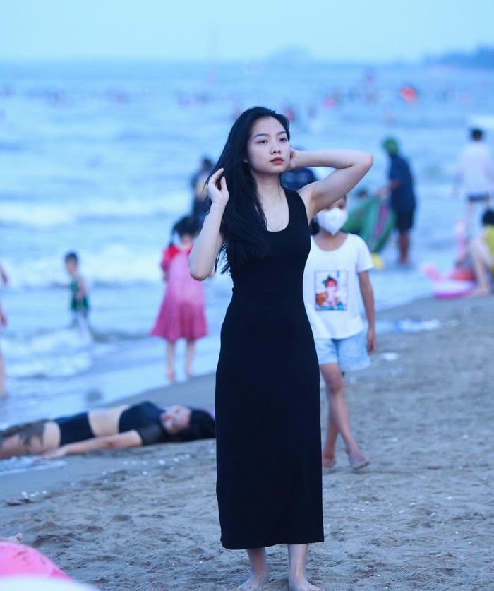 Nhiều bạn trẻ khoe dáng, ghi lại những khoảnh khắc khi đến biển Cửa Lò.