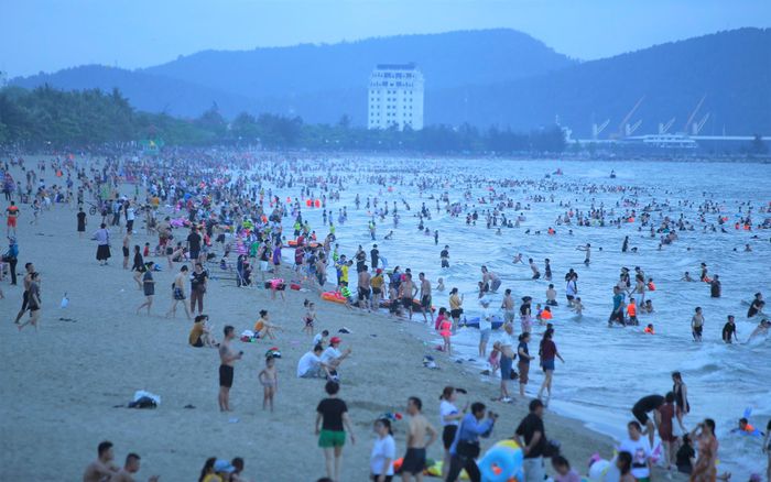 Chiều 27/5, hàng nghìn người đổ về bãi tắm Cửa Lò (thị xã Cửa Lò, Nghệ An) để vui chơi, tắm giải nhiệt.